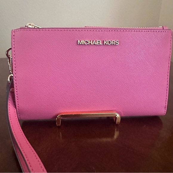 New Michael kors wallet / wristlet - Picture 10 of 10